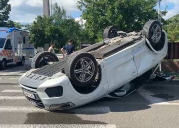 Accident într-o intersecție din oraș: doi pasageri, printre care un copil de 10 ani, au fost răniți/Foto