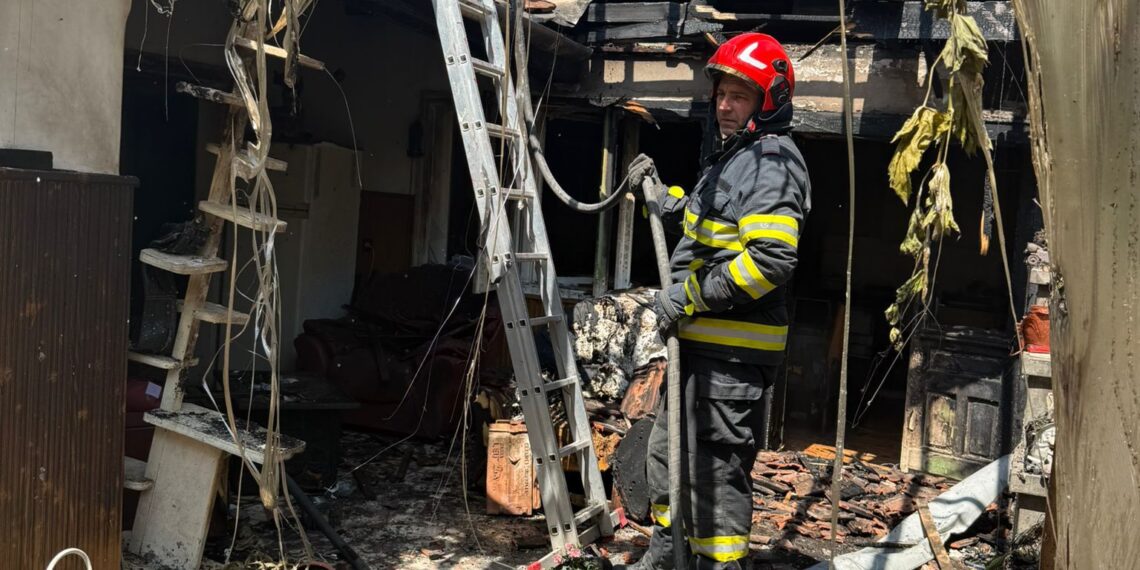 Explozie de butelie urmată de incendiu într-o locuință din Sebiș: doi vârstnici au fost răniți și transportați la spital
