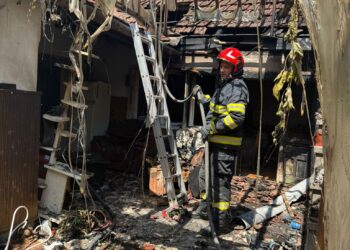 Explozie de butelie urmată de incendiu într-o locuință din Sebiș: doi vârstnici au fost răniți și transportați la spital
