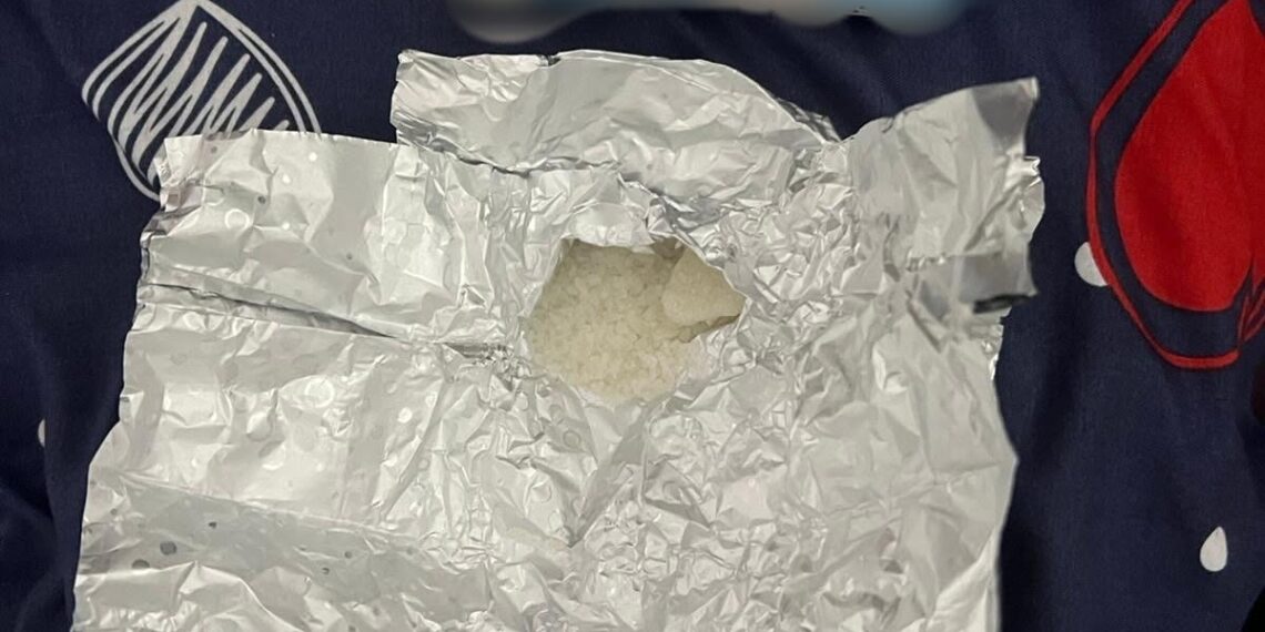 Tânăr de 24 de ani, plasat în arest la domiciliu după ce ar fi vândut droguri în Arad. Anchetatorii au găsit un kilogram de canabis