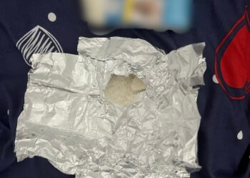 Tânăr de 24 de ani, plasat în arest la domiciliu după ce ar fi vândut droguri în Arad. Anchetatorii au găsit un kilogram de canabis