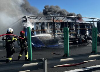 Incendiu puternic pe autostrada A1: un autotren încărcat cu frigorifice, cuprins de flăcări în apropiere de Lugoj