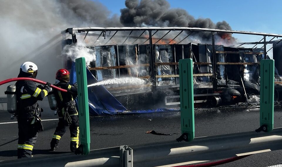Incendiu puternic pe autostrada A1: un autotren încărcat cu frigorifice, cuprins de flăcări în apropiere de Lugoj