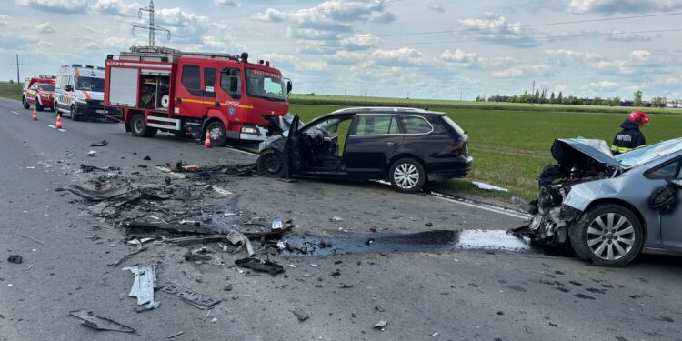 Accident grav între Gătaia și Birda. Patru persoane rănite, una aflată în stop cardio-respirator/Video