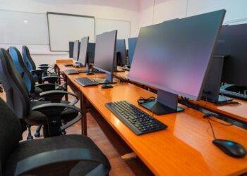 Primăria Timișoara achiziționează un nou lot de echipamente digitale în cadrul proiectul de dotare a școlilor din oraș