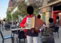 O altă formă de cerșetorie la Timișoara – tânăr de 19 ani și minor de 10 ani depistați în centrul orașului cântând la acordeon pentru a câștiga bani