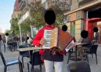 O altă formă de cerșetorie la Timișoara – tânăr de 19 ani și minor de 10 ani depistați în centrul orașului cântând la acordeon pentru a câștiga bani