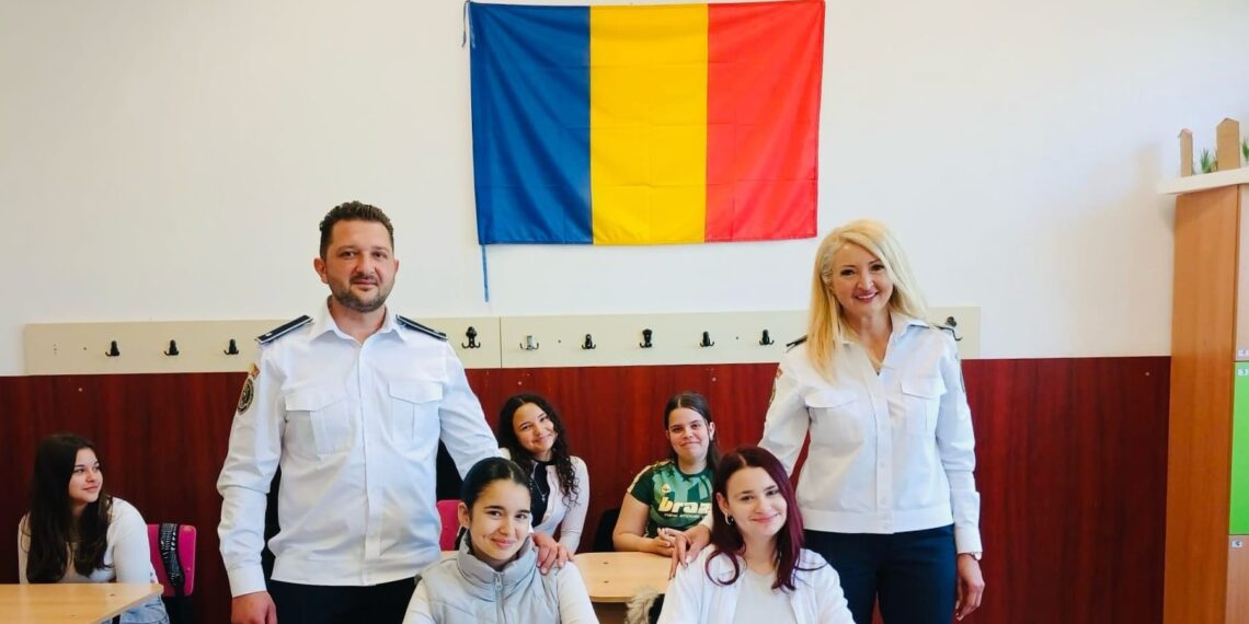 Două eleve din Timiș, premiate pentru un gest de omenie: au găsit un portofel și l-au predat poliției
