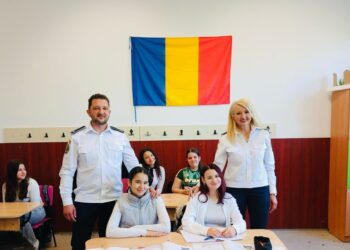 Două eleve din Timiș, premiate pentru un gest de omenie: au găsit un portofel și l-au predat poliției