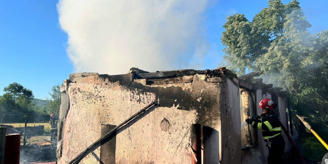 Incendiu devastator la o casă din Brestovăț. Acoperișul s-a prăbușit înainte de sosirea pompierilor. Update: Bărbat decedat