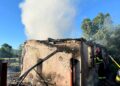 Incendiu devastator la o casă din Brestovăț. Acoperișul s-a prăbușit înainte de sosirea pompierilor. Update: Bărbat decedat