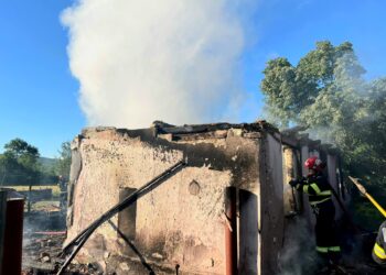 Incendiu devastator la o casă din Brestovăț. Acoperișul s-a prăbușit înainte de sosirea pompierilor. Update: Bărbat decedat