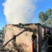 Incendiu devastator la o casă din Brestovăț. Acoperișul s-a prăbușit înainte de sosirea pompierilor. Update: Bărbat decedat