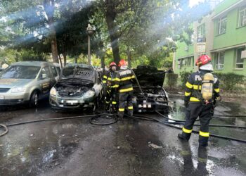 Mașini cuprinse de flăcări în Timișoara: incendiu violent pe Calea Bogdăneștilor/Video