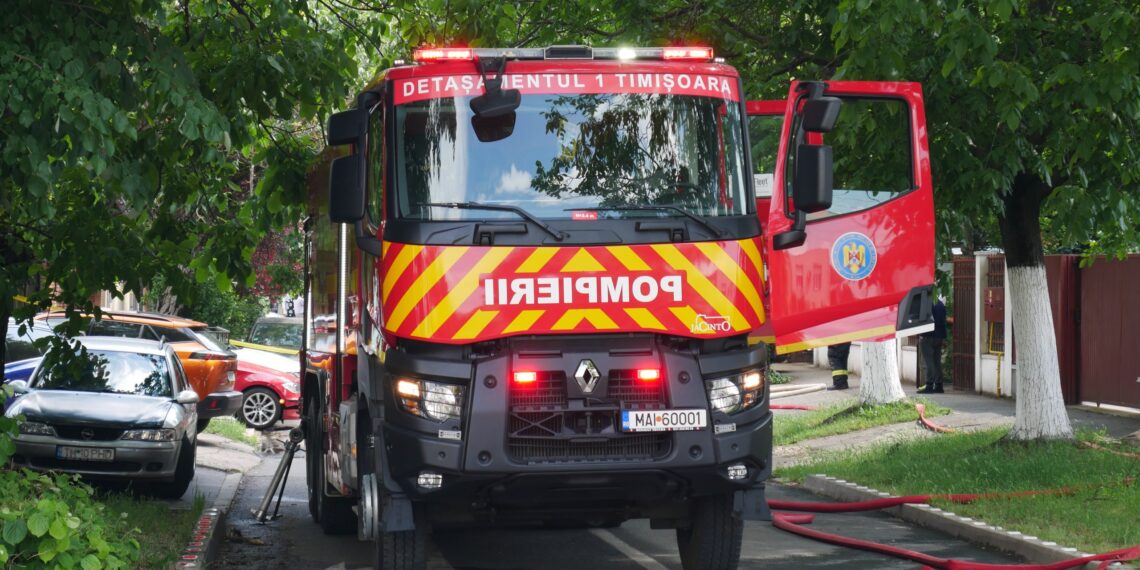 Update. Femeia a murit. Incendiu izbucnit la o casă din Timișoara. O femeie s-a aruncat de la mansardă/Foto-Video