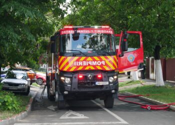 Update. Femeia a murit. Incendiu izbucnit la o casă din Timișoara. O femeie s-a aruncat de la mansardă/Foto-Video