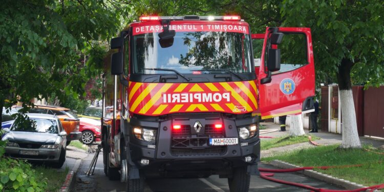 Update. Femeia a murit. Incendiu izbucnit la o casă din Timișoara. O femeie s-a aruncat de la mansardă/Foto-Video