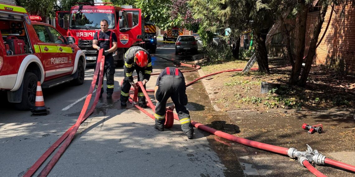 Update. Femeia a murit. Incendiu izbucnit la o casă din Timișoara. O femeie s-a aruncat de la mansardă/Foto-Video
