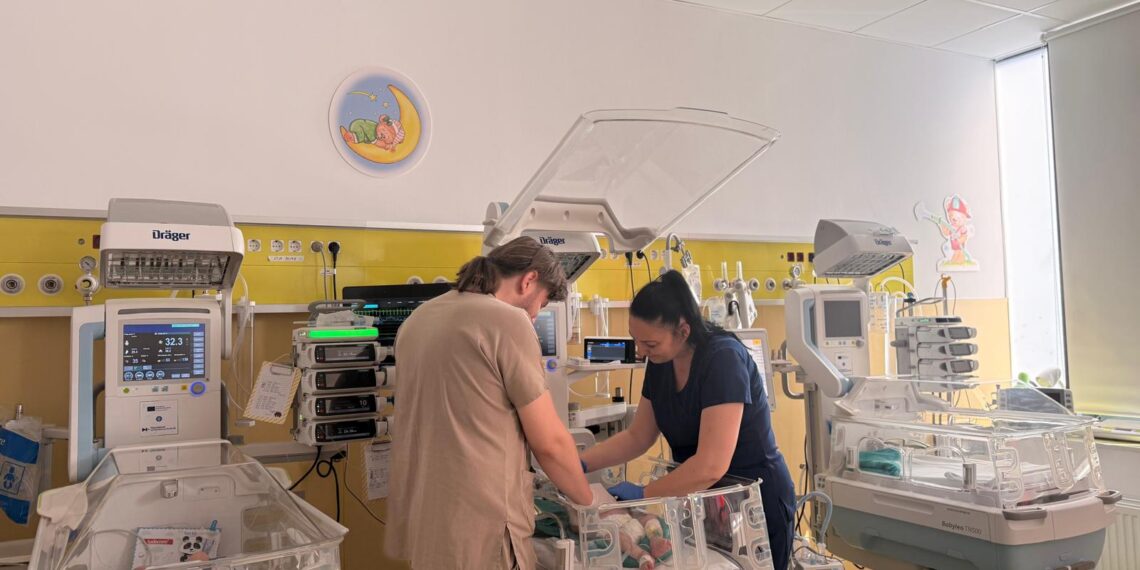 Timișoara devine centru regional de pregătire în terapia intensivă neonatală. Medici din toată țara participă la un program specializat