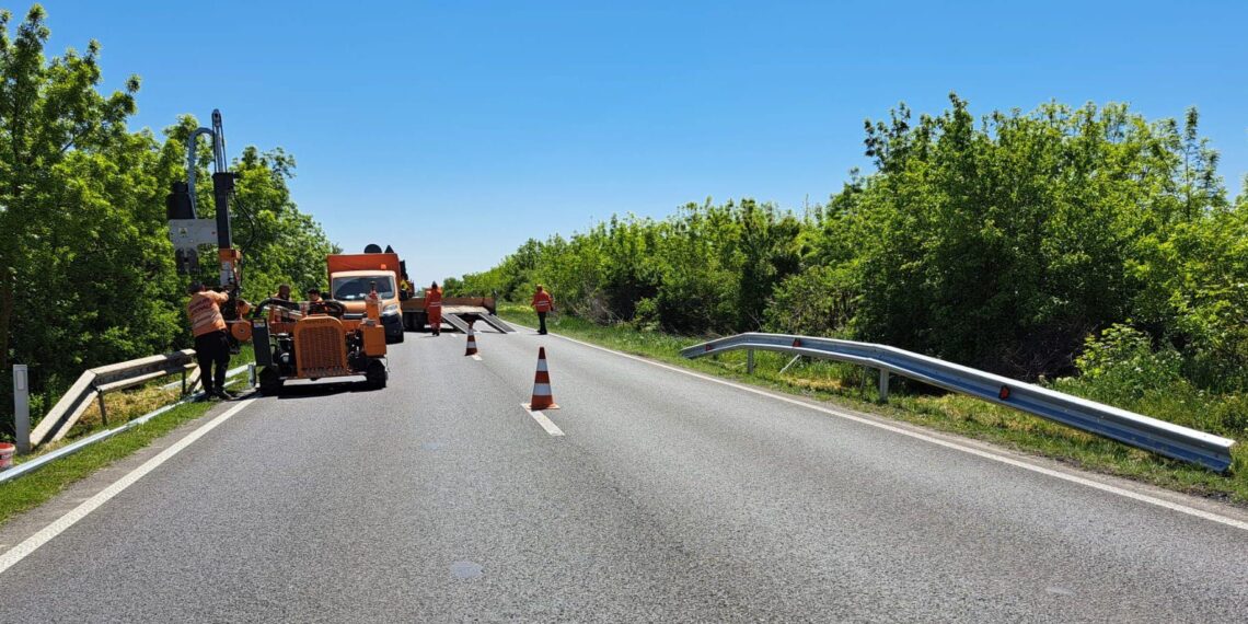 Lucrări de montare a parapetului pe DN 59, la ieșirea din Șag spre Jebel