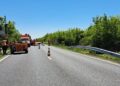 Lucrări de montare a parapetului pe DN 59, la ieșirea din Șag spre Jebel