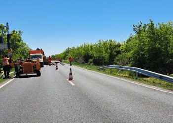 Lucrări de montare a parapetului pe DN 59, la ieșirea din Șag spre Jebel