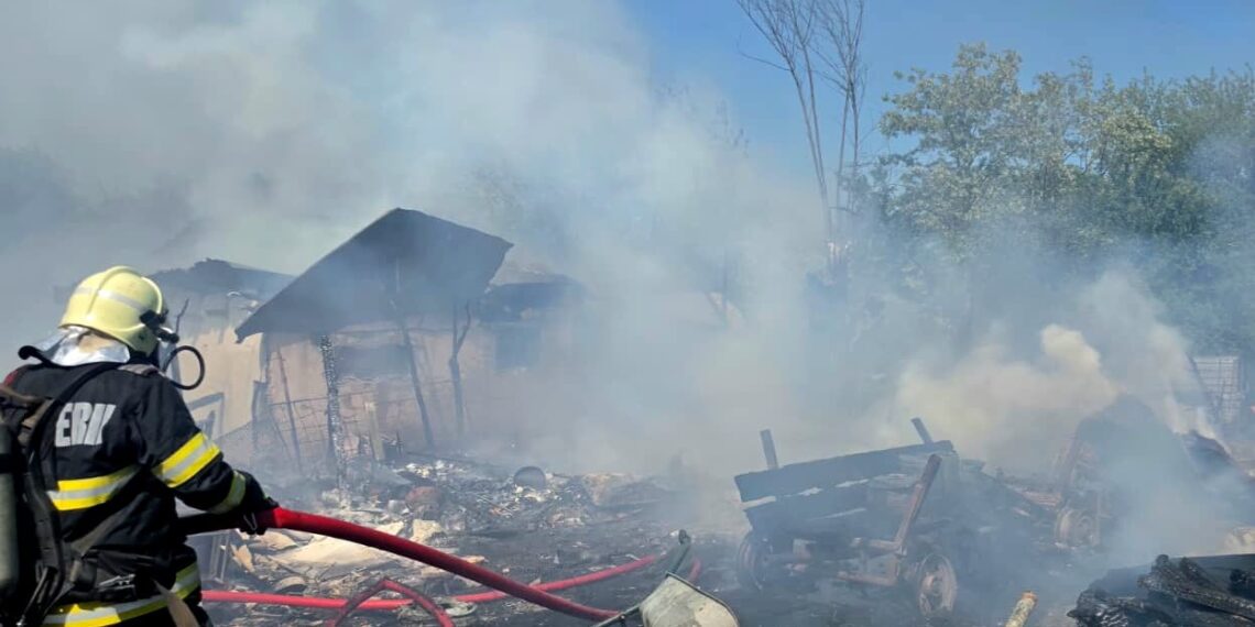 Flăcări devastatoare la Lugoj: două anexe distruse, animale salvate în ultimul moment