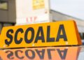 Mașină a unei școli auto, lovită de o dubă. Instructorul și eleva aflată la volan au fost răniți