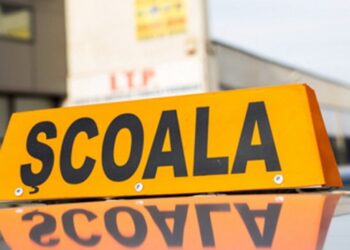 Mașină a unei școli auto, lovită de o dubă. Instructorul și eleva aflată la volan au fost răniți