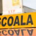 Mașină a unei școli auto, lovită de o dubă. Instructorul și eleva aflată la volan au fost răniți