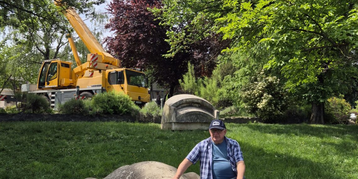 De astăzi, timișorenii care se plimbă pe malul Begăi între Podul Mihai Viteazu și Podul Maria, pot admira două „noi” sculpturi în Parcul Alpinet