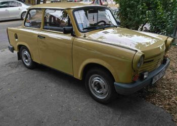 Retroparada Verii aduce vehicule istorice în centrul orașului Jimbolia