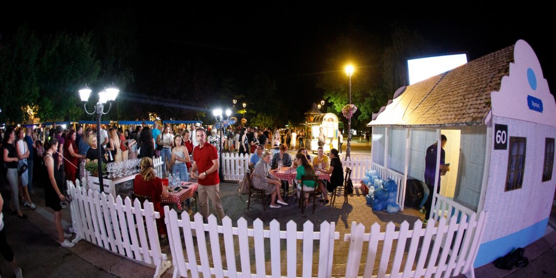 Vârșețul dă startul celei de-a XX-a ediții Vinofest. Două zile dedicate vinului, tradiției și muzicii în Parcul Municipal
