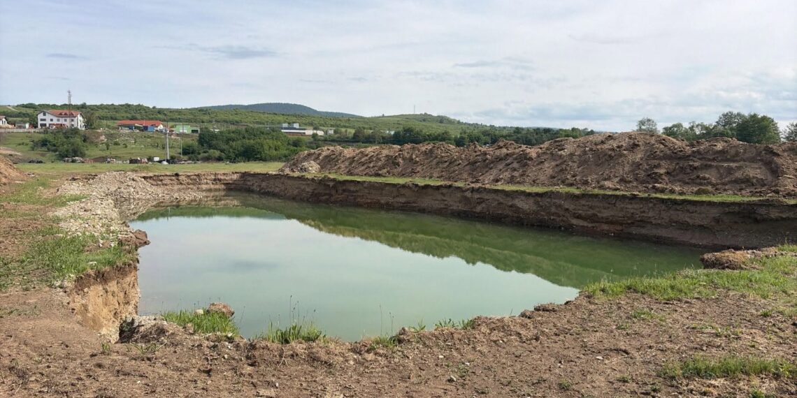 Amendă de 80.000 de lei pentru exploatarea ilegală a agregatelor minerale din albia râului Nera