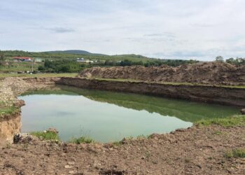 Amendă de 80.000 de lei pentru exploatarea ilegală a agregatelor minerale din albia râului Nera