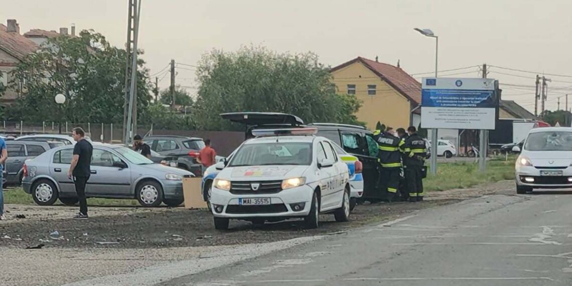Depășire riscantă pe DN6: Un șofer a ajuns la spital după un accident în Sânnicolau Mare
