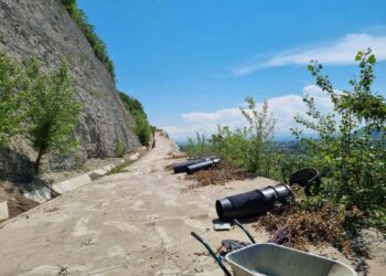 Lucrări pe Autostrada A1, în zona Dealului Liliecilor. Se întrețin plasele de protecție de pe versant
