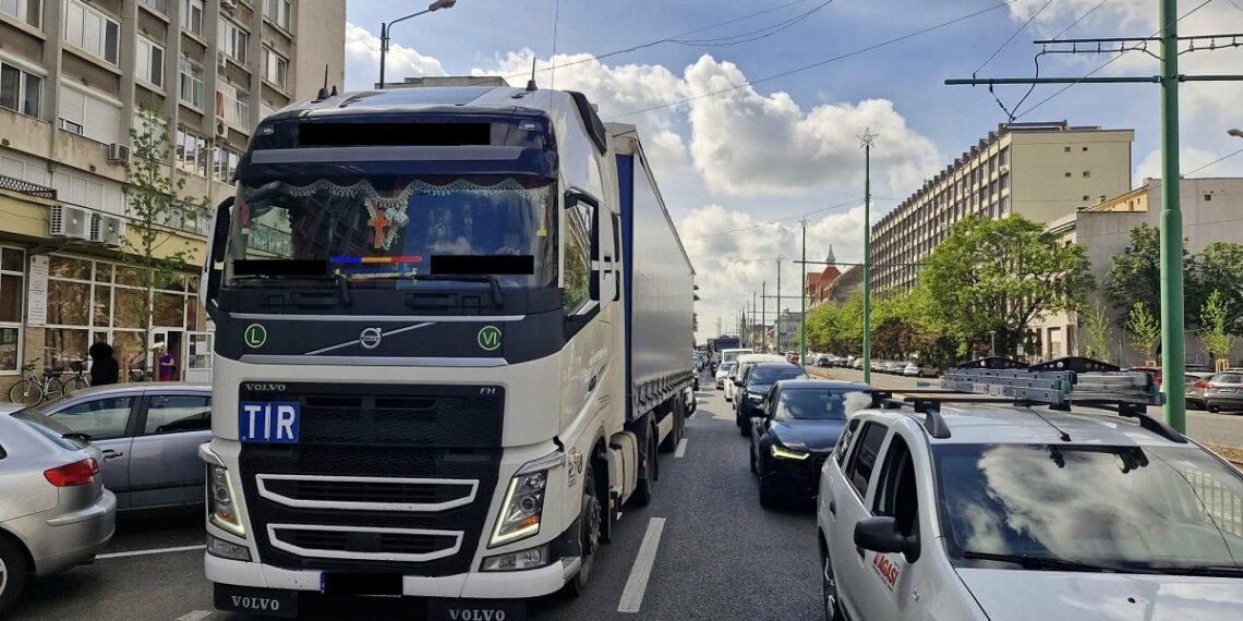 Sancțiuni de 194.140 lei aplicate de polițiștii locali conducătorilor de autovehicule de mare tonaj care au circulat prin zone restricționate sau au parcat neregulamentar