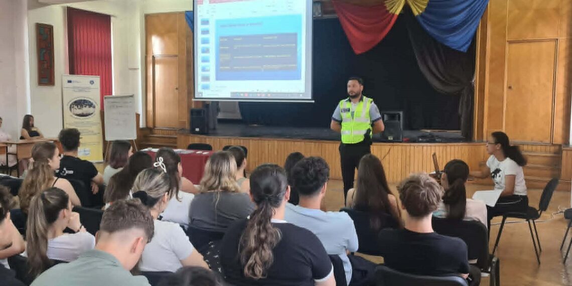 Teme de interes, precum consumul de tutun, alcool și substanțe interzise, dar și pericolele deplasării pe trotinetele electrice, discutate de polițiștii locali cu elevii de la Liceul IC Brătianu