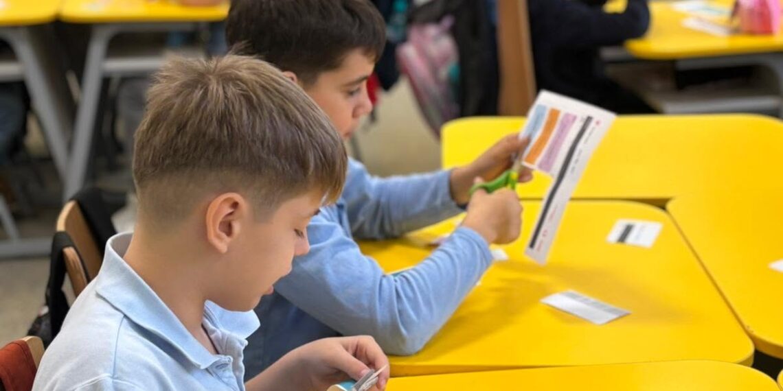 Studiu: 41% dintre copiii români și-au îmbunătățit competențele digitale. Profesorii au mai multă încredere în predarea siguranței online
