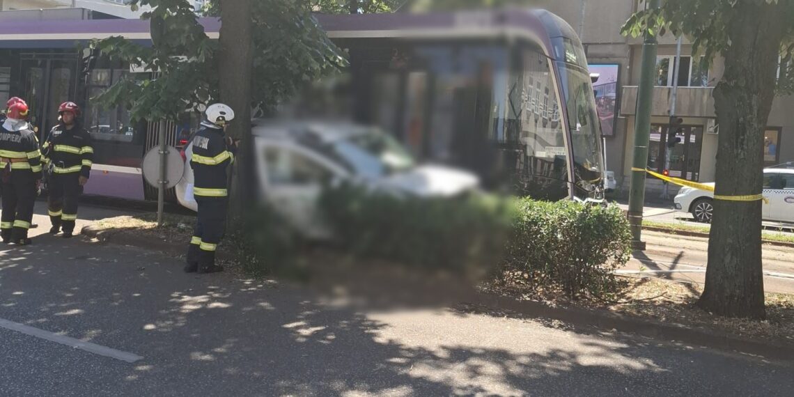 Accident între un autoturism și un tramvai în Timișoara. Un șofer a ajuns la spital