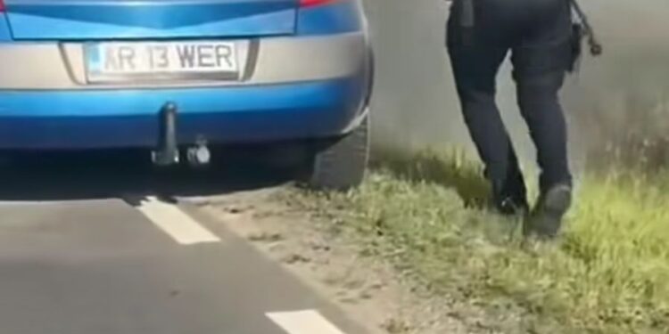 Doi polițiști din Arad au limitat un incendiu izbucnit la un autoturism până la sosirea pompierilor