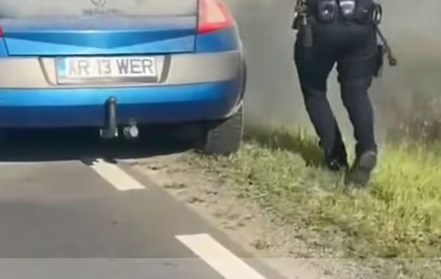 Doi polițiști din Arad au limitat un incendiu izbucnit la un autoturism până la sosirea pompierilor