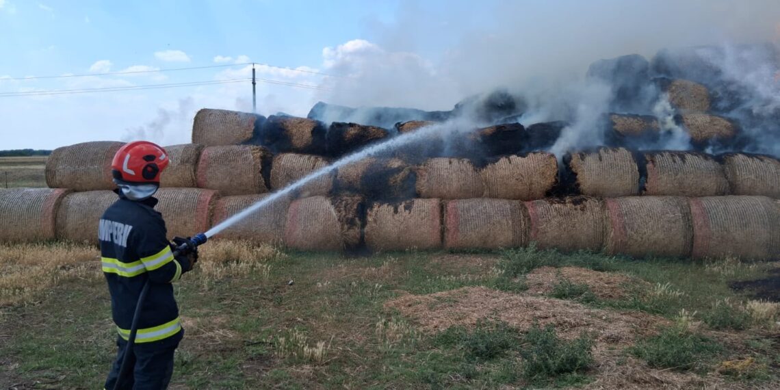 Incendiu puternic la sute de baloți de paie în Arad. Pompierii au împiedicat extinderea flăcărilor