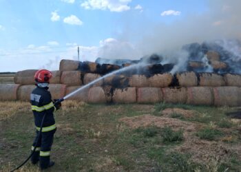 Incendiu puternic la sute de baloți de paie în Arad. Pompierii au împiedicat extinderea flăcărilor