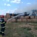 Incendiu puternic la sute de baloți de paie în Arad. Pompierii au împiedicat extinderea flăcărilor