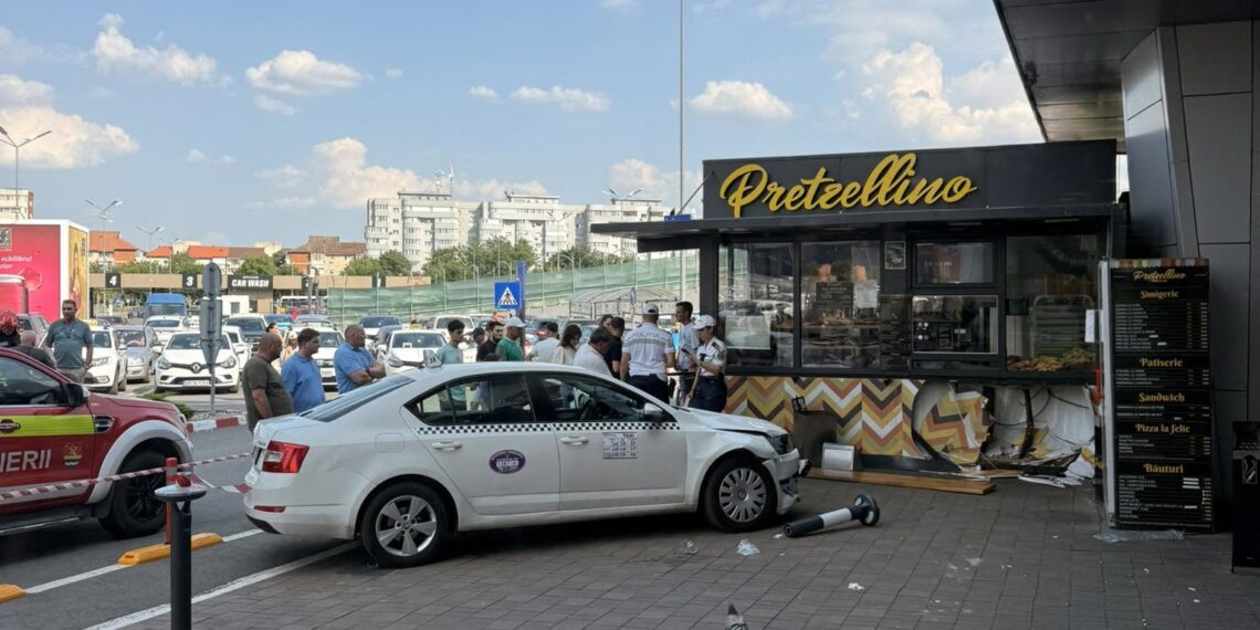 Mașină scăpată de sub control în parcarea Shopping City Timișoara: trei pietoni răniți, autoturismul s-a oprit în fațada unui magazin/Video