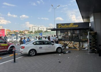 Mașină scăpată de sub control în parcarea Shopping City Timișoara: trei pietoni răniți, autoturismul s-a oprit în fațada unui magazin/Video