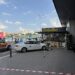 Mașină scăpată de sub control în parcarea Shopping City Timișoara: trei pietoni răniți, autoturismul s-a oprit în fațada unui magazin/Video