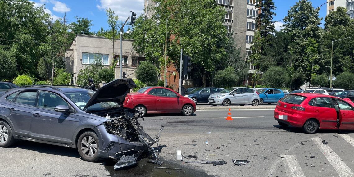 Două autoturisme s-au ciocnit în zona Take Ionescu. Un bărbat de 51 de ani a fost rănit